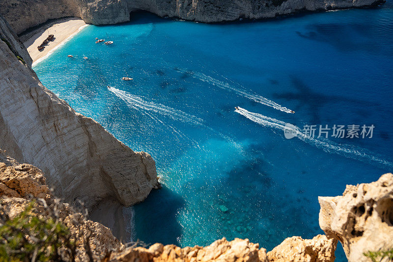 希腊扎金索斯岛纳瓦吉奥海滩鸟瞰图。沉船海滩或Agios Georgios。是希腊爱奥尼亚群岛的一个裸露的小海湾。希腊扎金索斯岛海滩上的沉船。